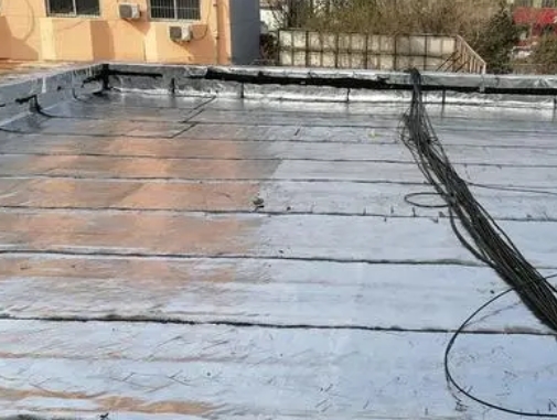 德兴卫生间漏水维修公司分享下德兴屋面楼顶防水刚性防水层施工要点。